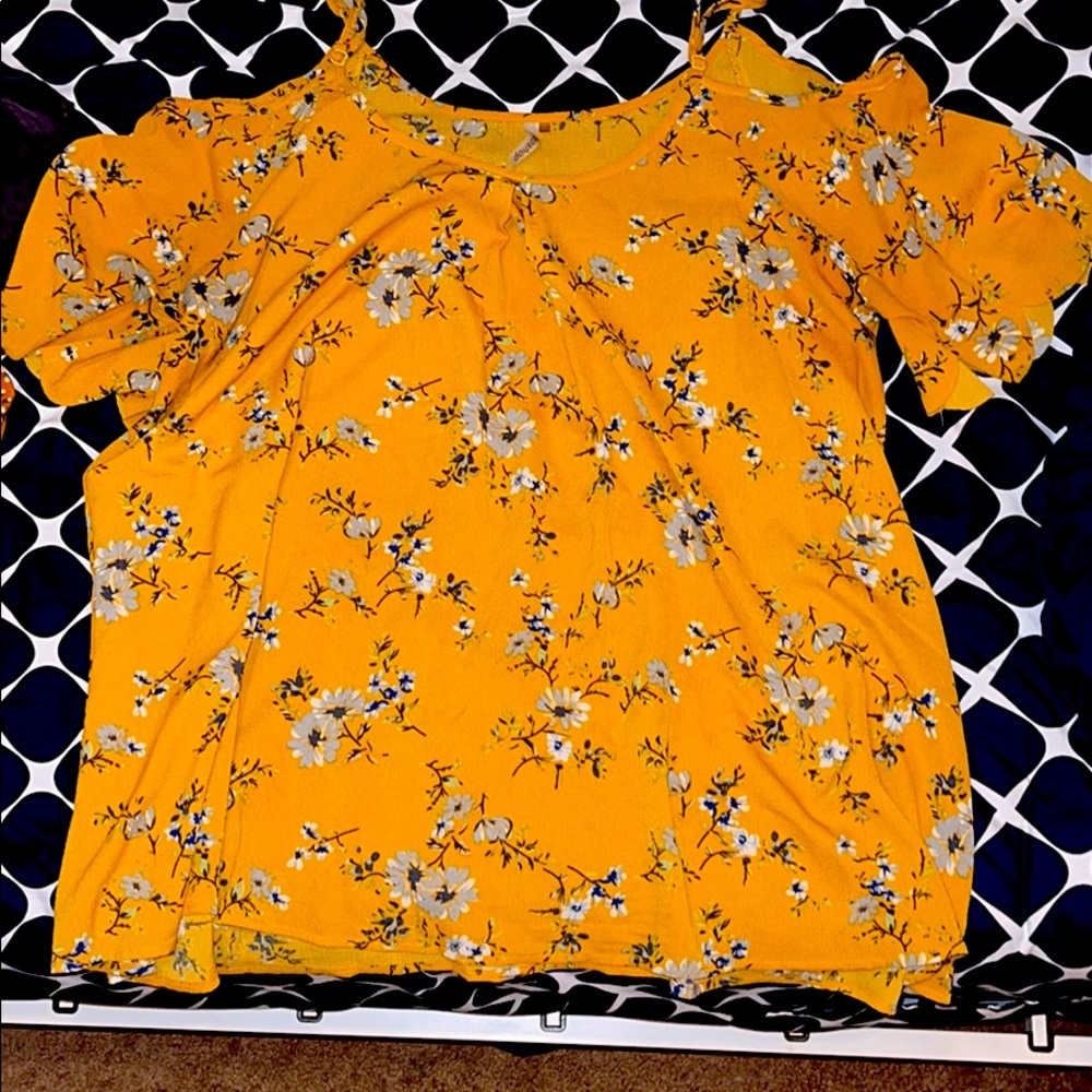 Short-sleeve cold shoulder top